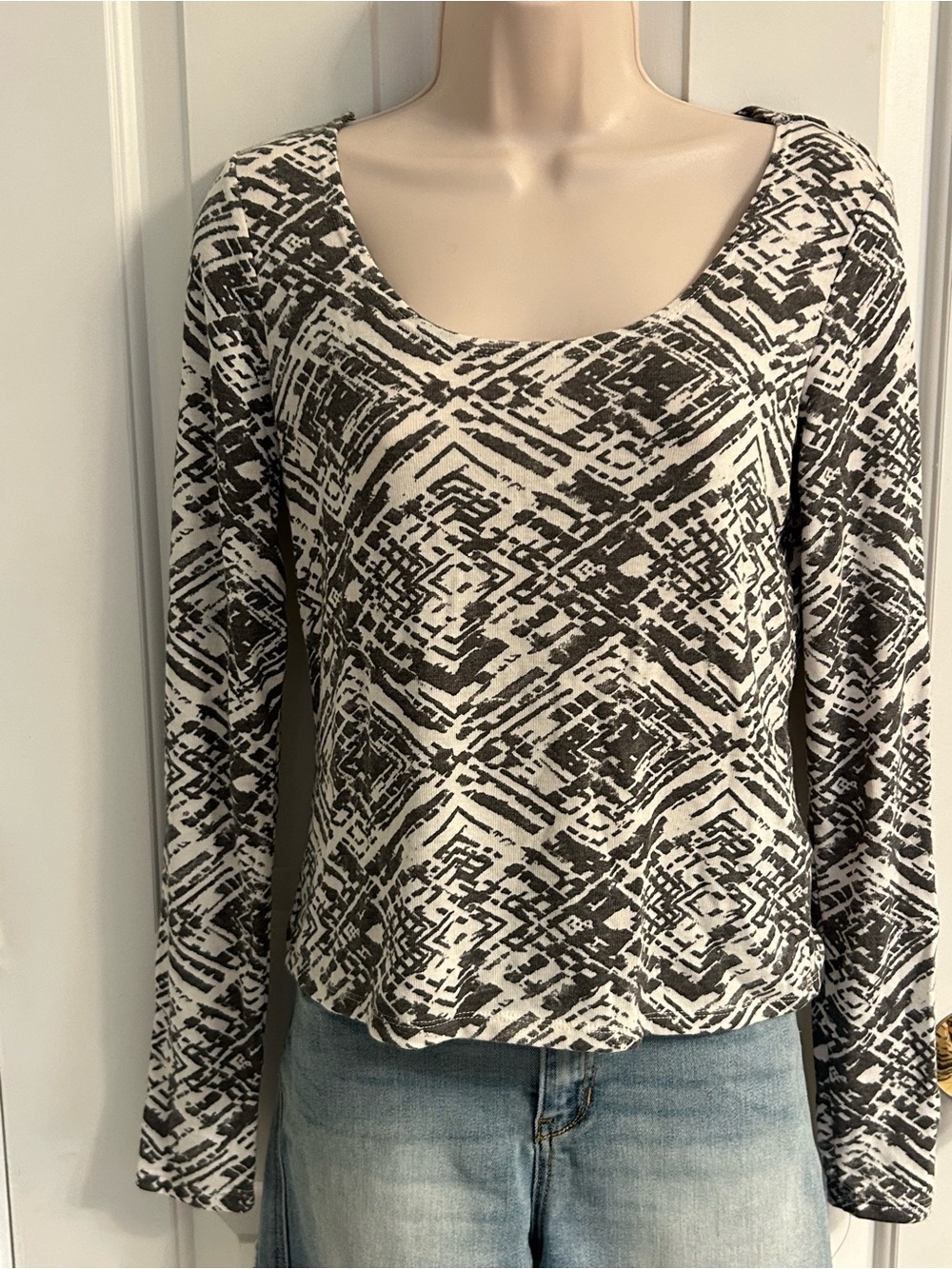 NWT-Mudd Black and White Geometric Scoop Neck Long Sleeve Top